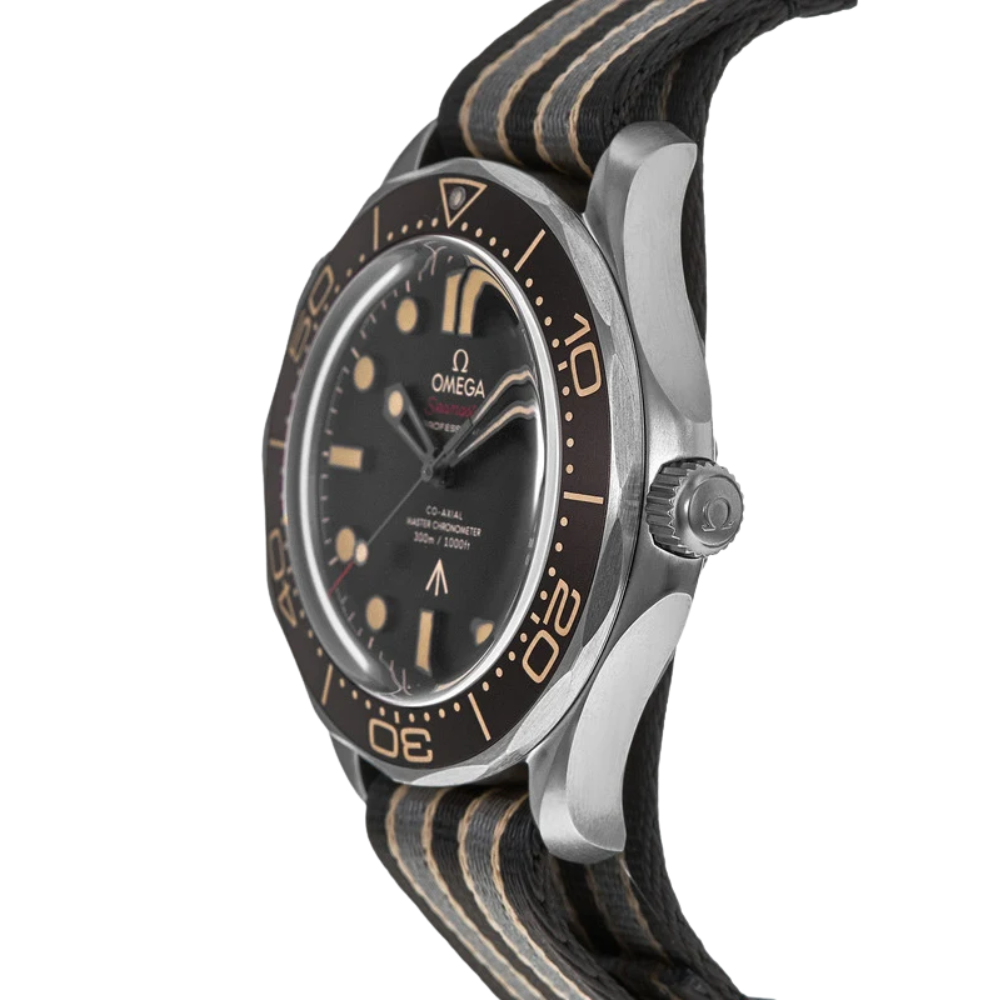 Vintage diver, black dial with cream markers, black NATO strap with beige stripe